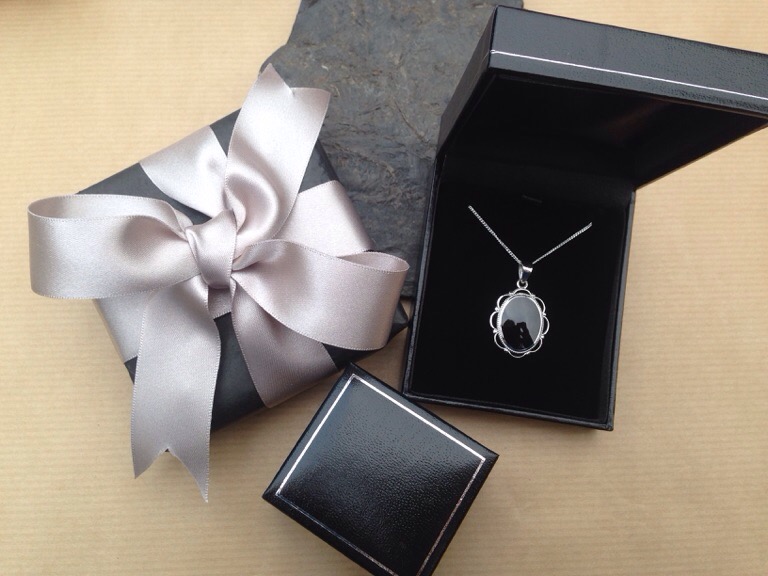 Gift wrapping for jewelry